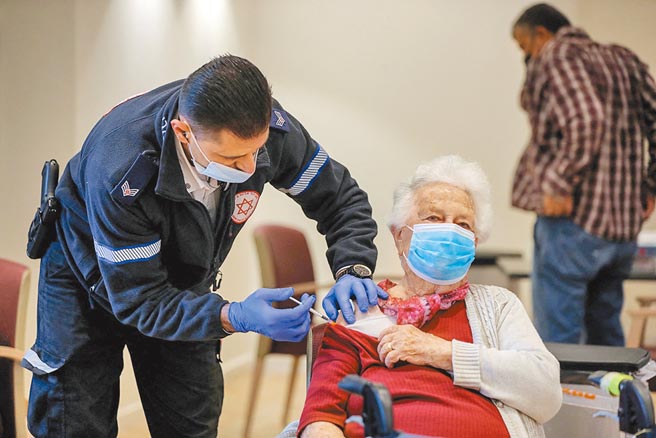 率先开打的以色列研究显示，65岁以上长者施打第4剂后，可降低2倍感染风险、4倍重症风险。（路透）