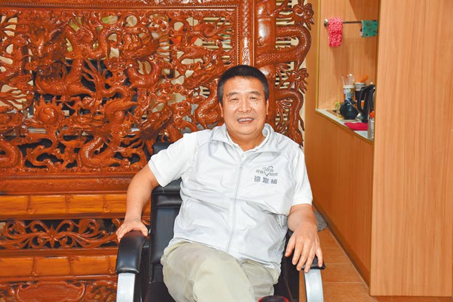 傳言民進黨中央考量以空降部隊參選苗栗縣長，爭取提名的行政院顧問徐定禎淡定以對。（謝明俊攝）