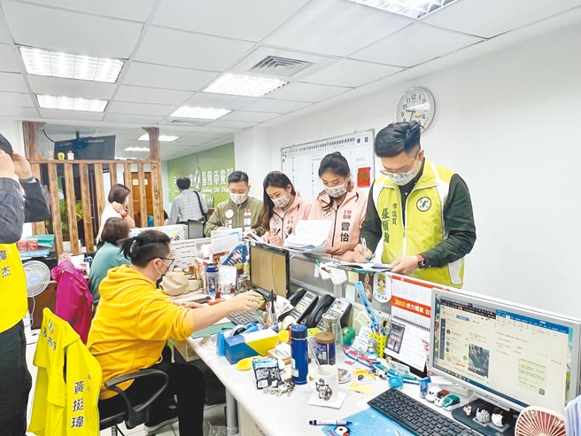 基隆市議員選舉進入備戰狀態，國民黨、民進黨陸續完成登記提名程序，其中安樂區、仁愛區競爭最為激烈。（陳彩玲攝）