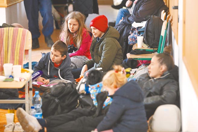 民进党中常会邀请国防安全研究院国家安全所所长沈明室以「俄乌战争与对台湾国防之启示」为题专案报告；沈认为，台湾应以持久战反制，运用高科技执行不对称作战，争取国际支持。图为俄乌战争持续，乌克兰人在南部港口城马里乌波尔的临时安置点休息。（新华社）