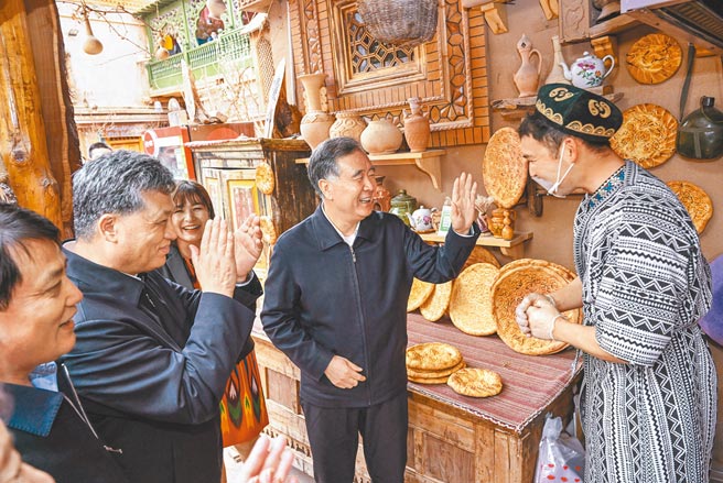 大陸全國政協主席汪洋18至22日在新疆調研，圖為他在喀什古城了解文旅融合促進就業情況。 （新華社）