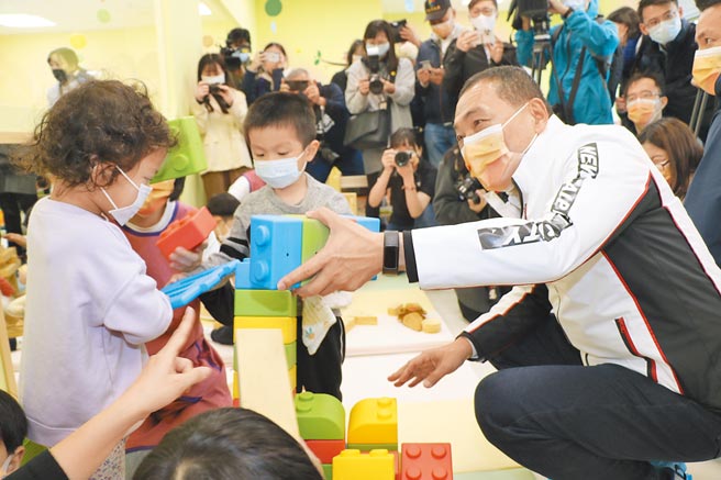 新北市淡水草东公共托育中心是新北市第102家公共托育中心，23日开幕启用，图为新北市长侯友宜开心和小孩玩堆积木城堡。（戴上容摄）