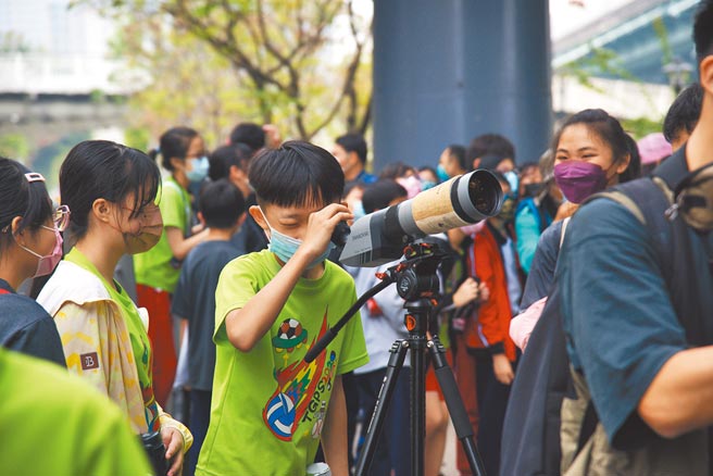 大观国小学童透过望远镜寻找在湳仔沟栖息的鸟类。（新北市水利局提供／王扬杰新北传真）