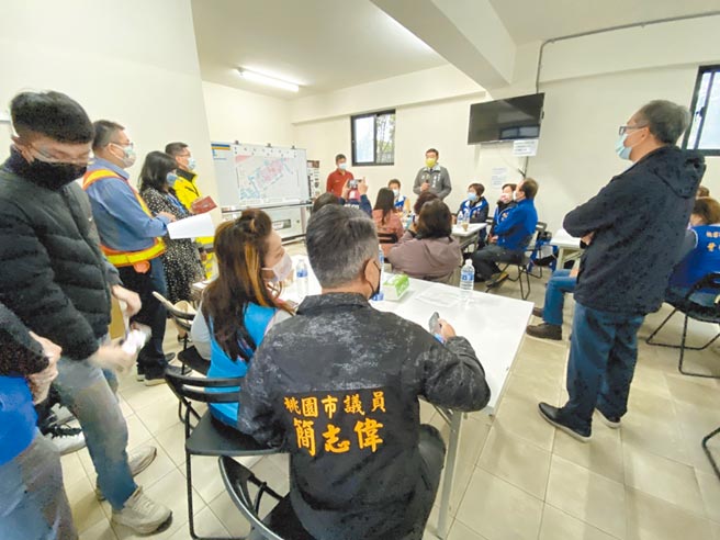 桃园市议会党团视察家乐福仓储，消防局表示残留物处理完毕后就不会有闷烧的烟雾产生。（吕筱蝉摄）