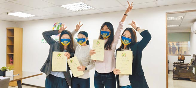 民进党桃园市党部开放议员参选人登记，魏筠（左起）、陈雅伦、黄琼慧、王佩毓一起呼口号。（赖佑维摄）