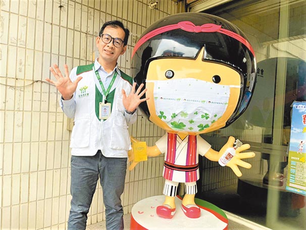 南台中家扶主任王金敦是家扶帮助的自立青年，从受助者转变为助人者，写下家扶儿的励志故事。（卢金足摄）