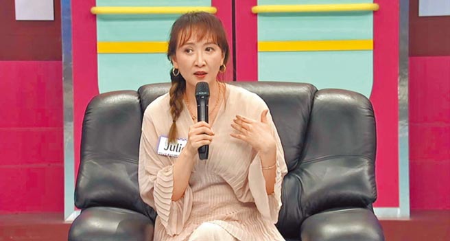 Julie日前上《小明星大跟班》吐露人妻的烦恼。（中天综合台提供）