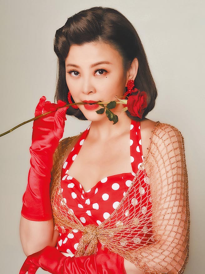 方馨在《美丽人生》饰演一名酒吧老板娘。（台视提供）