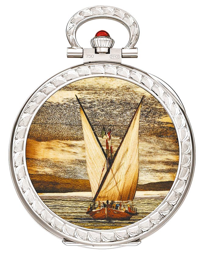百达翡丽台中时美斋形象店展出一款编号982/181G的Lateen Sails「大三角帆」怀表。（Patek Philippe提供）