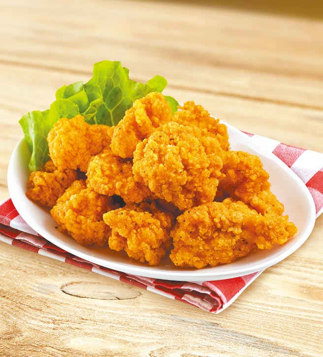 OKmart推出微波炸物，提供民眾消夜新选择，单价42元。（OKmart提供）