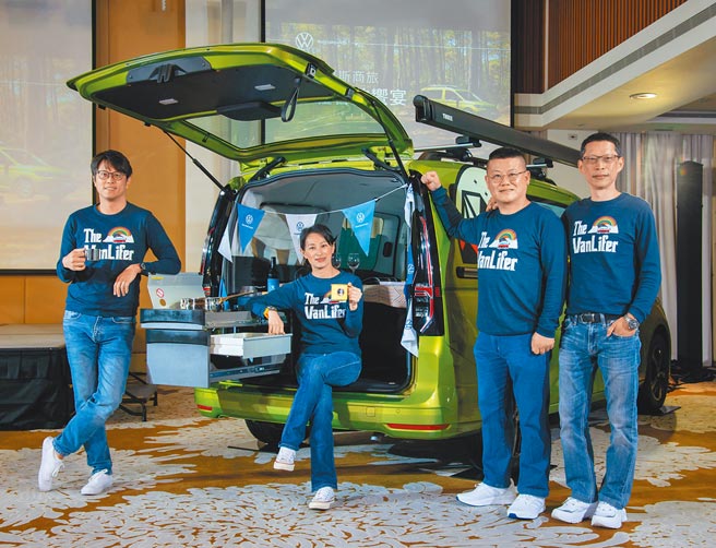 台湾福斯商旅总裁巫诗棻（中坐者）带领经营团队发表最新款Caddy California。（福斯商旅提供）