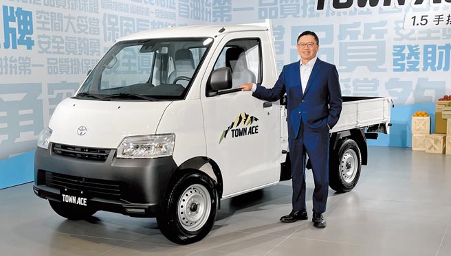 TOYOTA TOWN ACE上市满月累积订单突破6000台，和泰汽车总经理苏纯兴与新车合照。（和泰汽车提供）