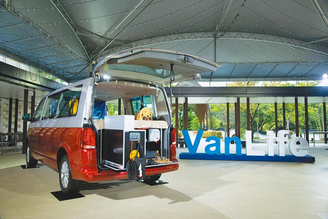 台湾福斯商旅针对Caravelle车型导入「Caravelle VanLife Box好野露营组」专属原厂套件。（福斯商旅提供）