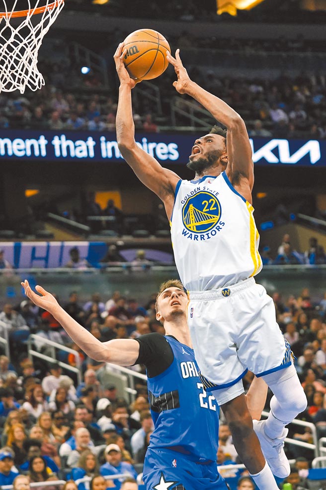 2014年NBA選秀狀元威金斯（右）被勇士教頭科爾批評打球不夠兇悍。（美聯社）