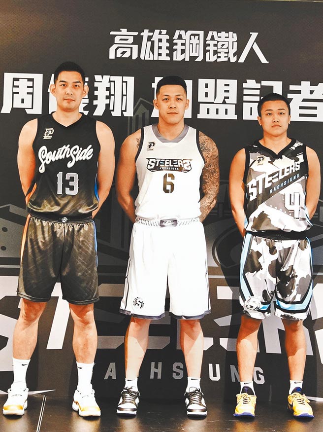 高雄鋼鐵人在周儀翔（中）加入後，和隊友呂政儒（左）、陳又瑋（右）形成堅強的戰力。（高雄鋼鐵人提供）