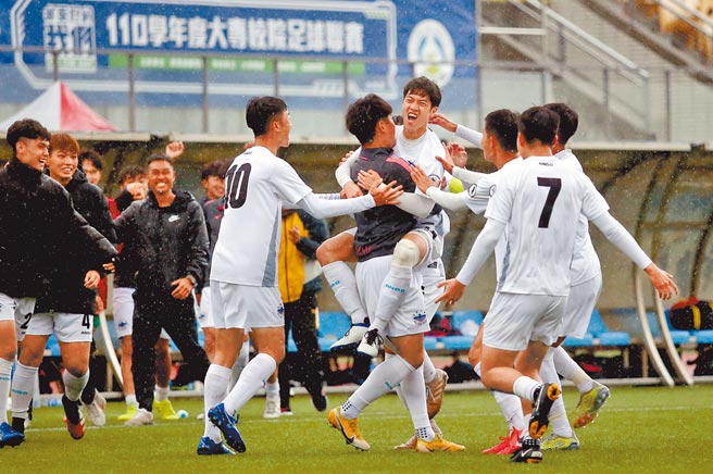 大专足球联赛男一级4强准决赛，铭传大学廖文皓对北市大罚进12码球后，兴奋跳到队友身上庆祝。（李弘斌摄）