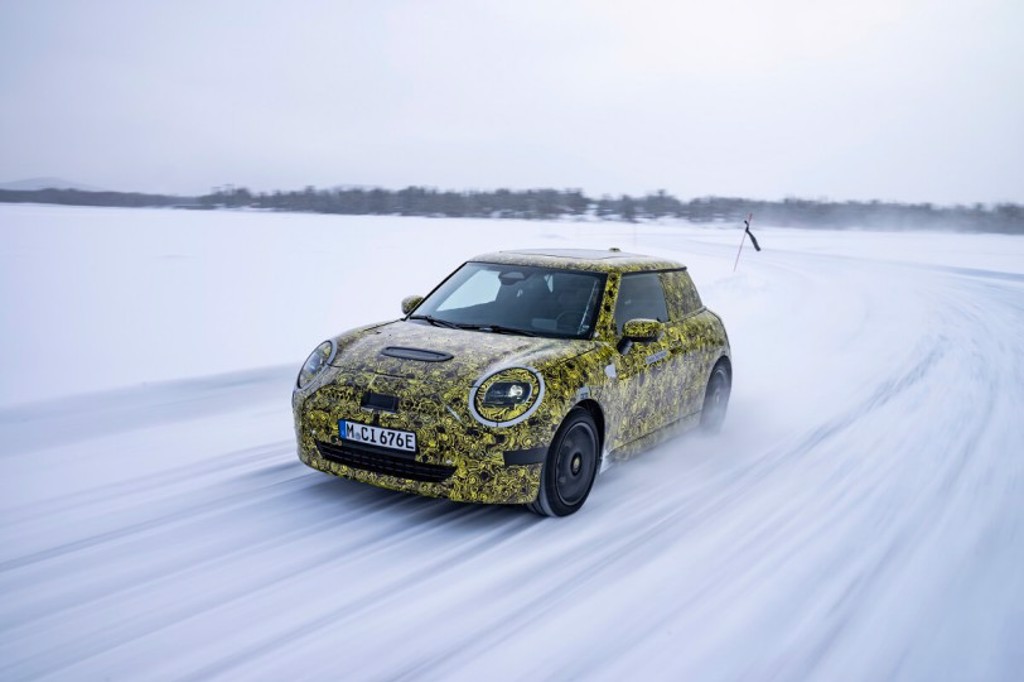 純電動並充滿駕駛樂趣！下一世代MINI 3-Door原型車在冰雪路面進行測試 (圖/CarStuff 提供)