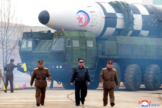 北韓成功試射新型飛彈 金正恩勁裝視導酷照曝光 怒嗆這一句