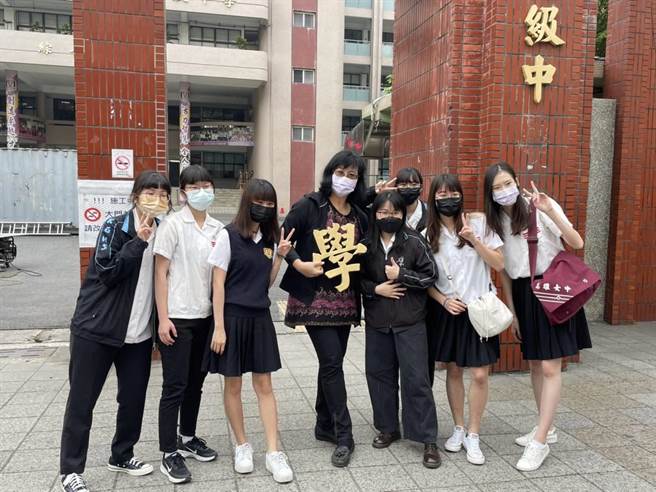 雄女校长林香吟（中）。（校方提供）