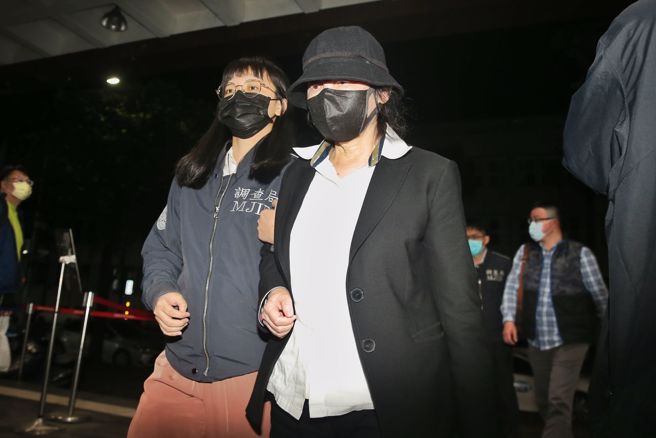 台北地檢署指揮調查局台北市調處兵分4路搜索，25日將涉嫌內線交易的中國電器董事長周麗真（右）移送台北地檢署複訊。（杜宜諳攝）