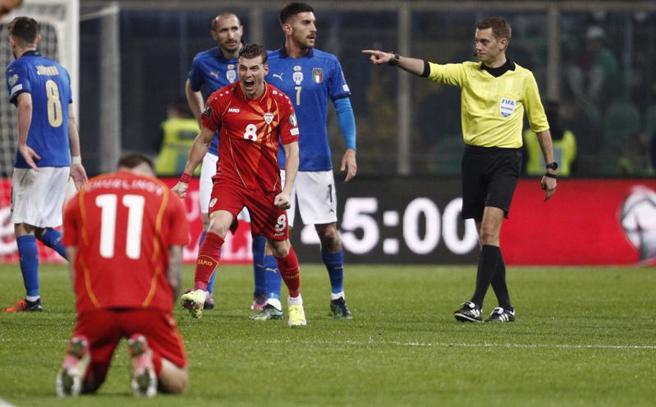 北馬其頓在補時階段攻破義大利球門，後衛阿利歐斯基（8號）興奮大吼，右中場切利諾夫（左下）則不可置信的跪地慶祝。（路透）