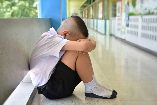 小三童意外打到同学，对方家长竟要求写悔过书。（图／shutterstock）