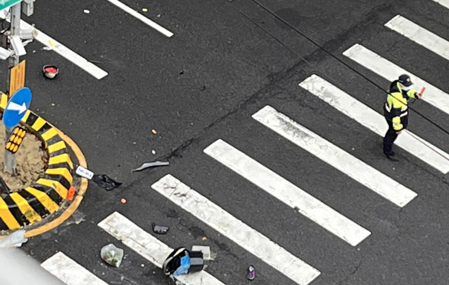 台中女騎士遭撞躺血泊命危，機車散成碎片，肇事小客車落跑。(翻攝自記者爆料網)