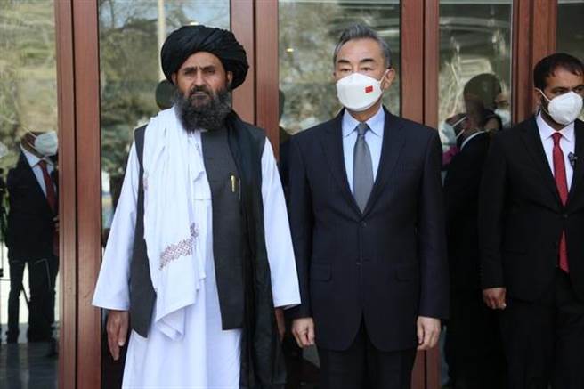 大陸國務委員兼外長王毅（右）24日在喀布爾同阿富汗臨時政府代理副總理巴拉達爾會談。（中國外交部）