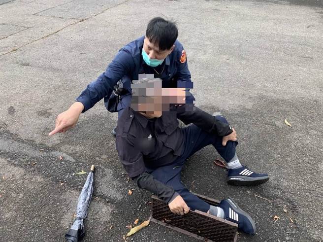 台中市员警经过工业区发现一名保全，因右脚踩进水表箱内动弹不得，马上相助解危。（民眾提供／卢金足台中传真）