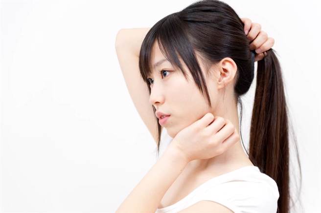 为什么男生喜欢女生绑马尾？乡民曝原因。（示意图／shutterstock提供）