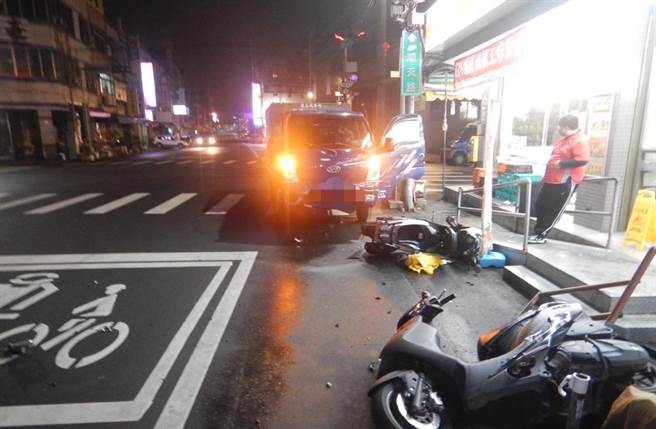 小貨車逆向衝撞小客車，現場一片狼藉。（民眾提供）