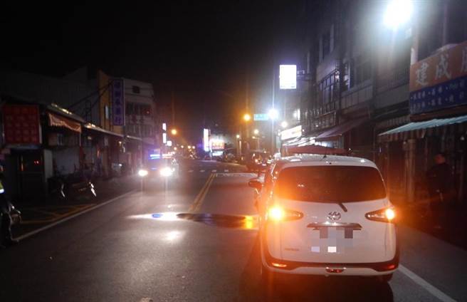 小客車被撞至20公尺遠處，車上女駕駛驚魂未定。（民眾提供）