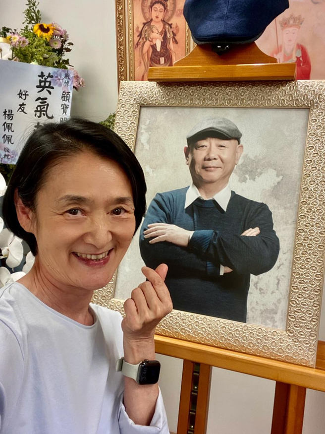 谭艾珍昨赴顾宝明灵堂哀悼。（图／翻摄自谭艾珍脸书）