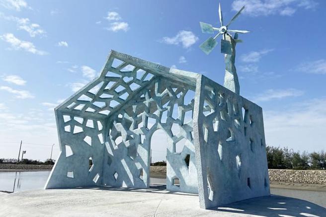 臺南七股游客中心景观池打造水上装置艺术「六号小岛」。　图：云嘉南滨海国家风景区管理处／提供