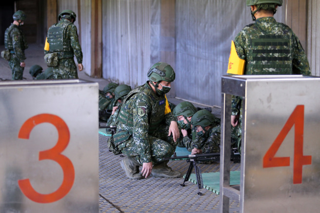 圖為軍方幹部訓練後備軍人們進行T74排用機槍射擊預習。圖為示意圖，與本新聞事件人物無關。（資料照/黃世麒攝）
