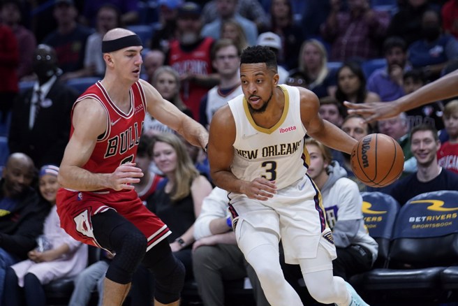 麦科伦(右)运球尝试突破卡鲁索的防守。(美联社)