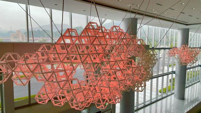 宝高智慧产业园区有3件大型公共艺术品，其中何理互动设计的复云岛，整点时则会依气象局的气候资讯，进行3到5分钟的灯光动态演出。（新北市经发局提供）