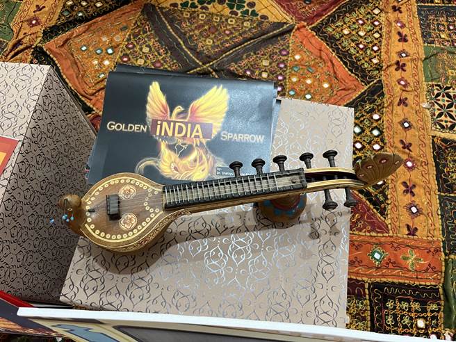 向新北市中和区积穗国小国际文教中心借展的印度传统乐器西塔琴。（图由世界宗教博物馆提供）