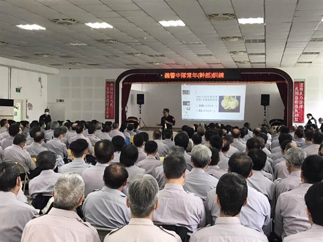 新北市永和警分局为加强民防、义警中队协勤知能及培养默契，今（25日）联合办理111年义警、民防中队常年训练。（永和警分局提供）