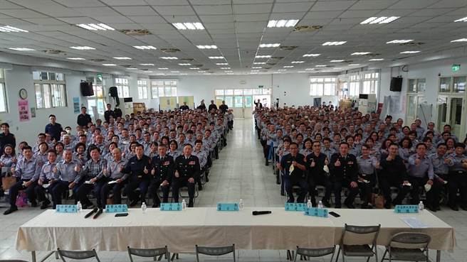 新北市永和警分局为加强民防、义警中队协勤知能及培养默契，今（25日）联合办理111年义警、民防中队常年训练。（永和警分局提供）