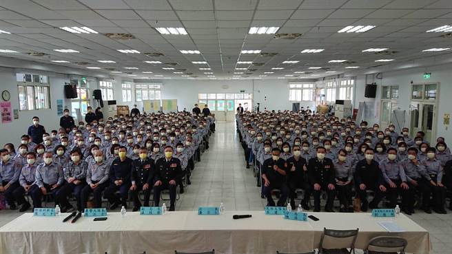 新北市永和警分局为加强民防、义警中队协勤知能及培养默契，今（25日）联合办理111年义警、民防中队常年训练。（永和警分局提供）