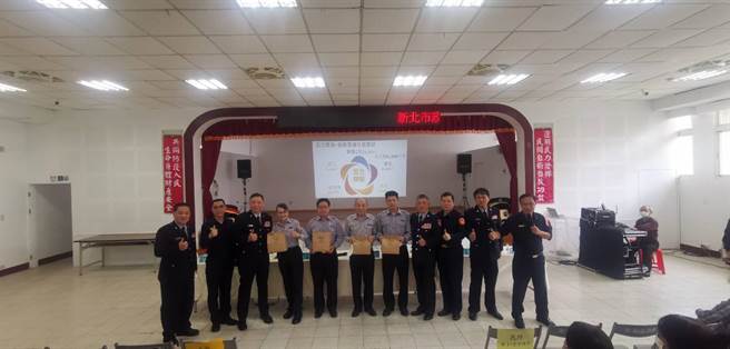 新北市永和警分局为加强民防、义警中队协勤知能及培养默契，今（25日）联合办理111年义警、民防中队常年训练。（永和警分局提供）