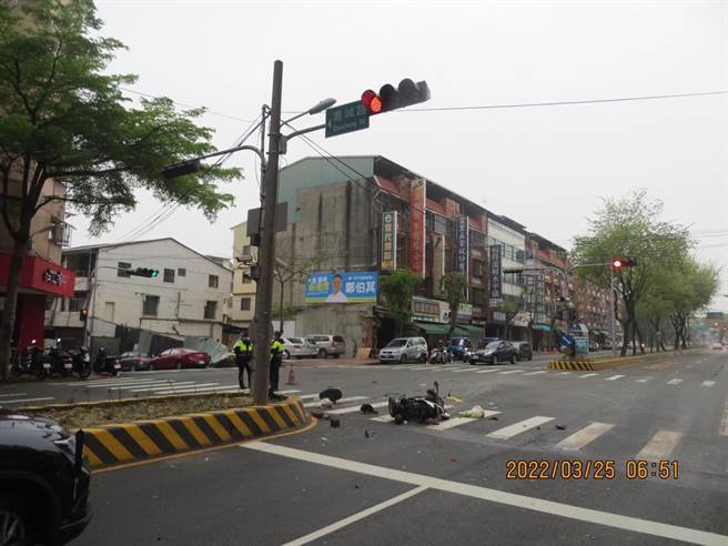 台中大里大智路与乔城路口25日约6时10分发生自小客、骑士追撞车祸。（民眾提供）