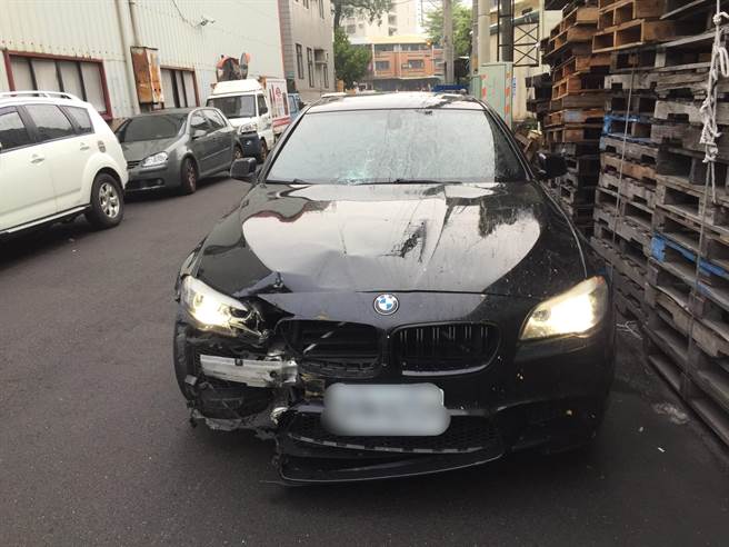 而BMW肇逃后约10多分钟后在东区东光园道擦撞到两台自小客。