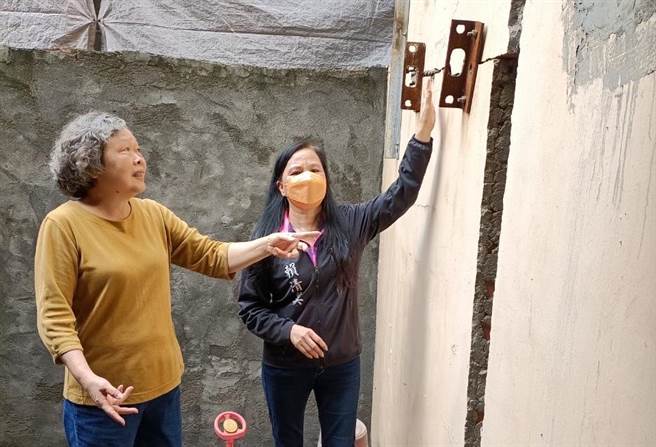 和美镇黄金地段上的仁安路125巷22户连栋住宅，集体崩裂，有天花板露出「一线天」，还有整面墙从天花板裂到地板，连拳头都能伸进去了。（赖清美提供／吴敏菁彰化传真）