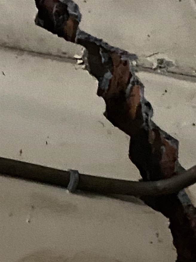 和美镇黄金地段上的仁安路125巷22户连栋住宅，集体崩裂，有天花板露出「一线天」，还有整面墙从天花板裂到地板，连拳头都能伸进去了。（赖清美提供／吴敏菁彰化传真）