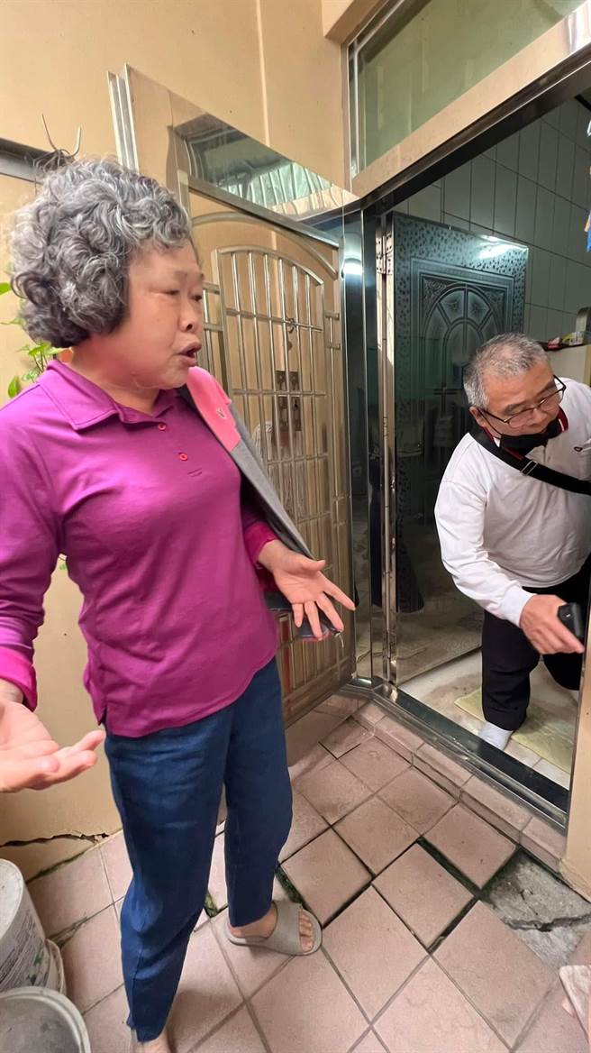 和美镇黄金地段上的仁安路125巷22户连栋住宅，集体崩裂，有天花板露出「一线天」，还有整面墙从天花板裂到地板，连拳头都能伸进去了。（赖清美提供／吴敏菁彰化传真）