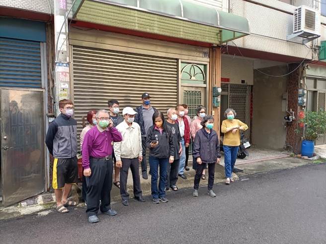 和美镇黄金地段上的仁安路125巷22户连栋住宅，集体崩裂，有天花板露出「一线天」，还有整面墙从天花板裂到地板，连拳头都能伸进去了。（赖清美提供／吴敏菁彰化传真）