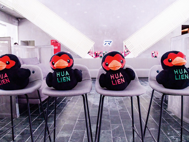 花蓮吉祥物紅面鴨歡迎來自各地的旅人。(圖/花蓮趣)