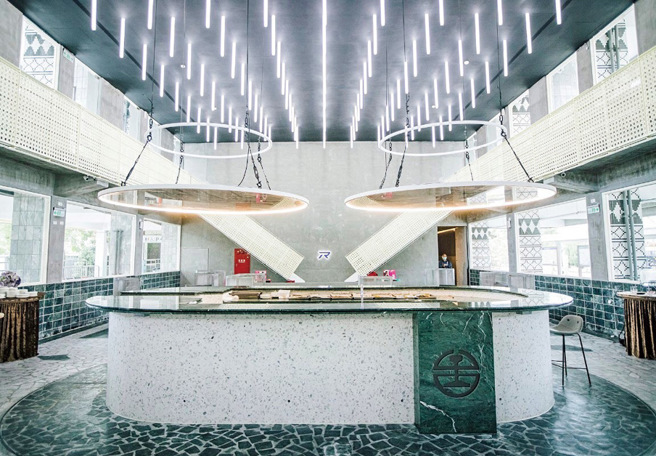 加入美學設計並融合在地特色元素的花蓮禮賓候車室，還會提供精緻茶點給旅客享用。( 雄獅旅遊提供)